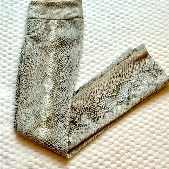 Alice + Olivia Women’s Snakeskin Pants size 2 - Picture 8 of 8